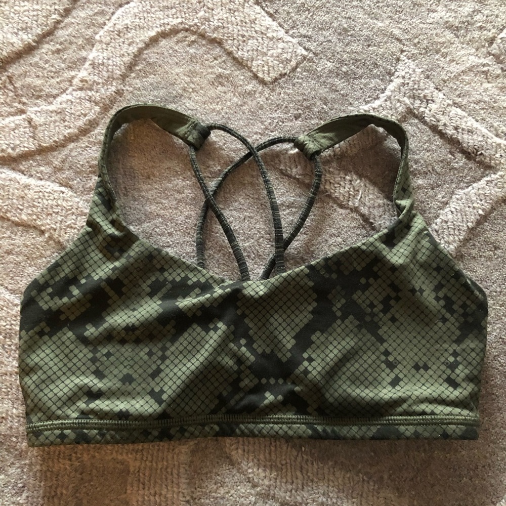 Lululemon Size 4 Free to Be Bra